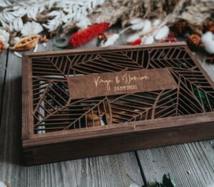 Drewniane pudełko ażurowe na zdjęcia 15x23cm i pendrive