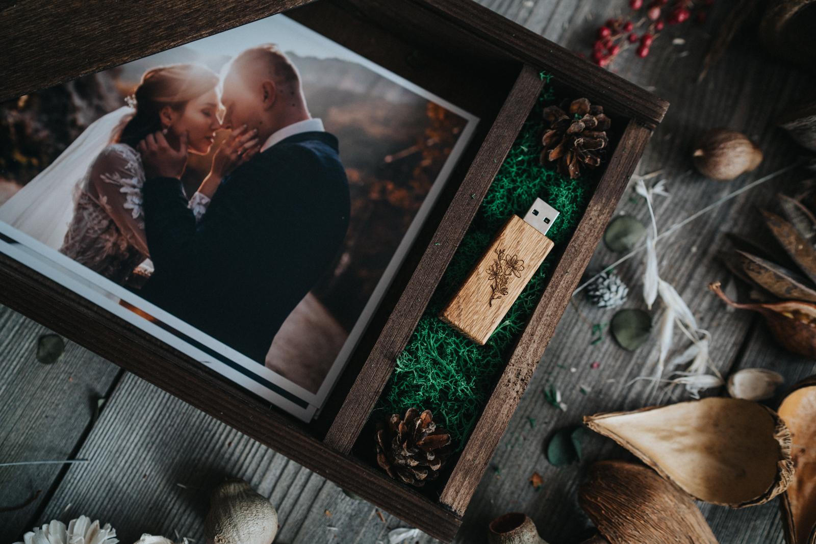 Drewniane pudełko skrzynka na zdjęcia 15x23cm i pendrive - obrazek 7