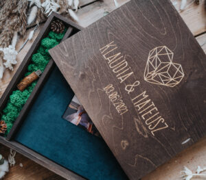 Drewniane pudełko skrzynka na album 30x30cm i pendrive