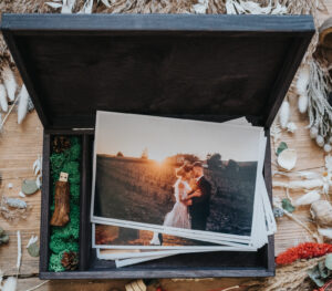 Drewniane pudełko - otwierana skrzynka na zdjęcia 15x23cm i pendrive